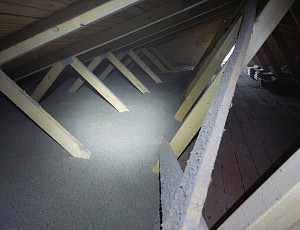 Zateplení stropu rodinného domu pomocí foukané izolace